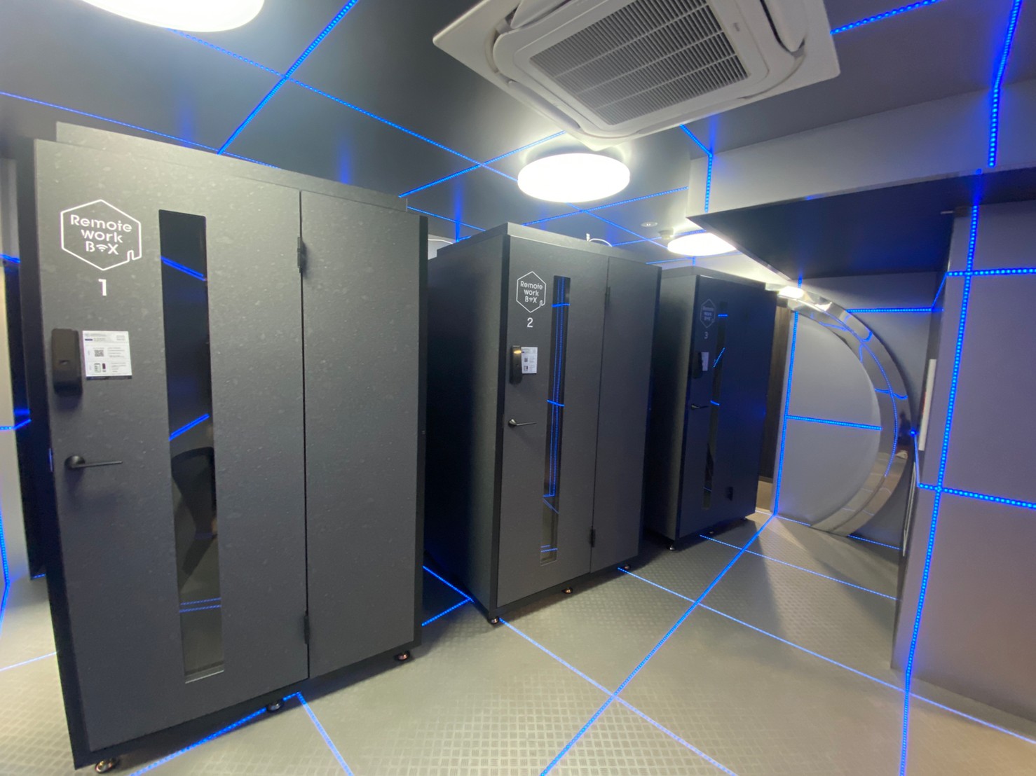 Wi-Fiや電源完備の完全個室型作業スペース「RemoteworkBOX」 Wi-Fiや電源完備の完全個室型作業スペース「RemoteworkBOX」